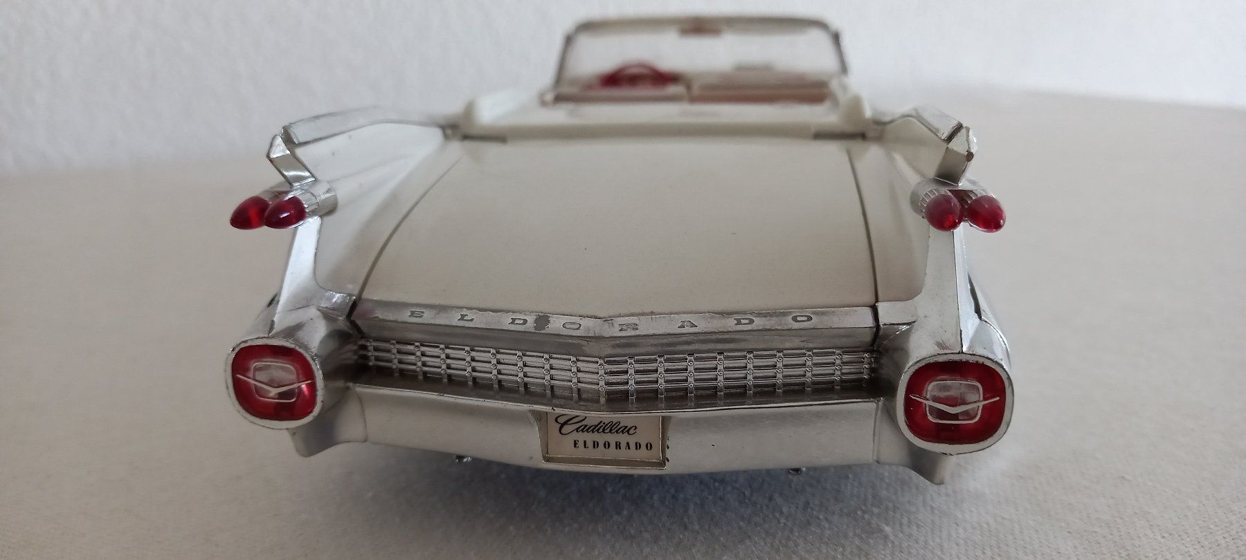 Alle Dekorationen: Modellauto Cadillac Eldorado weiss rot – Gebraucht aus Thun von Nordkapp 2
