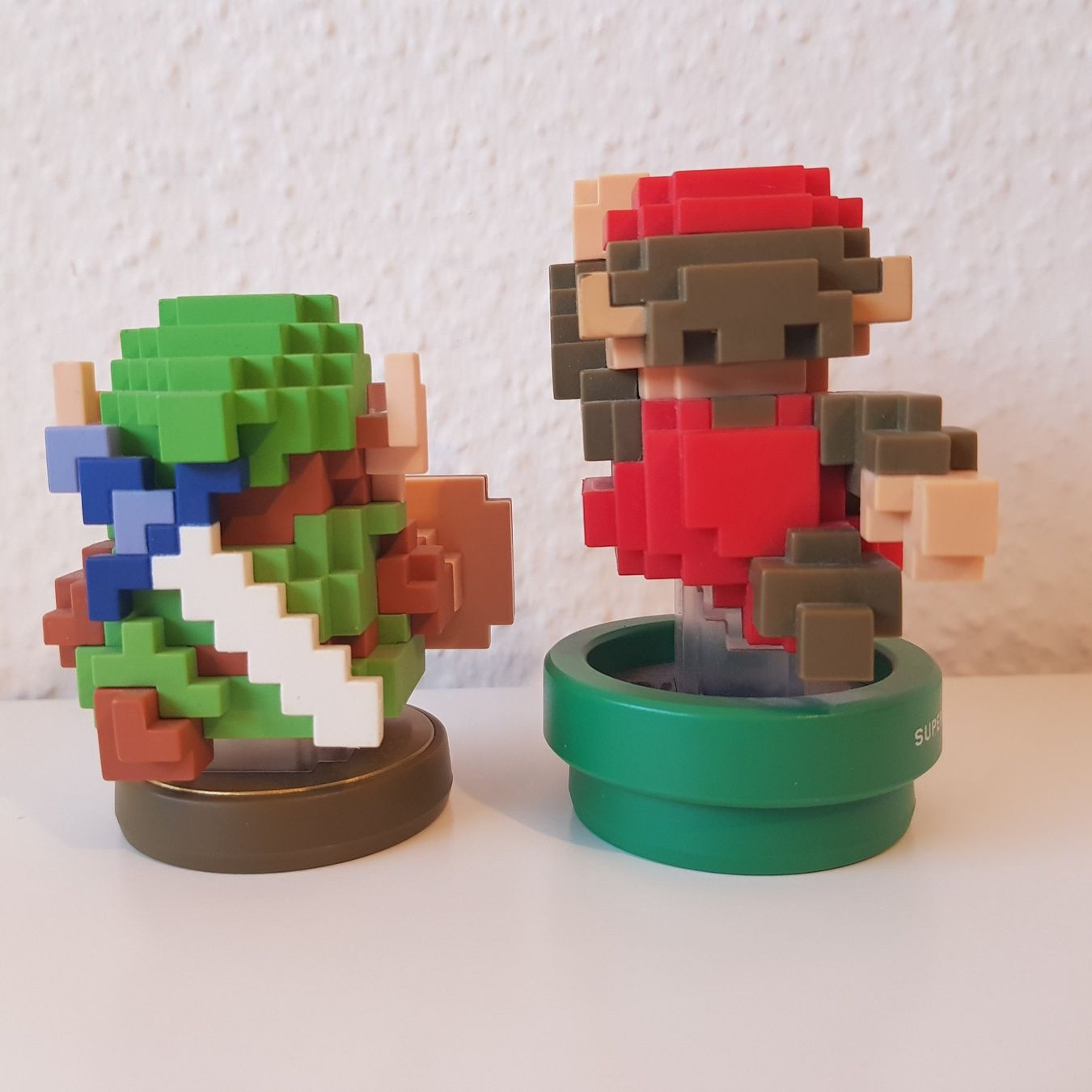 Nintendo Spiele: Amiibo Figuren 8-bit Link & Super Mario – Gebraucht aus Münchenstein von 2DGames 2