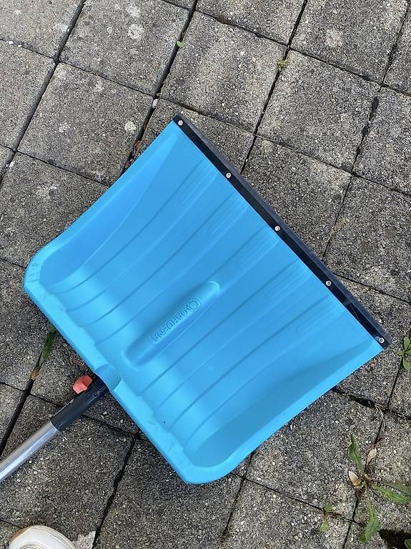 Tous les outils: Schneeschaufel  – D'occasion à Binz par kat_s2w7 1