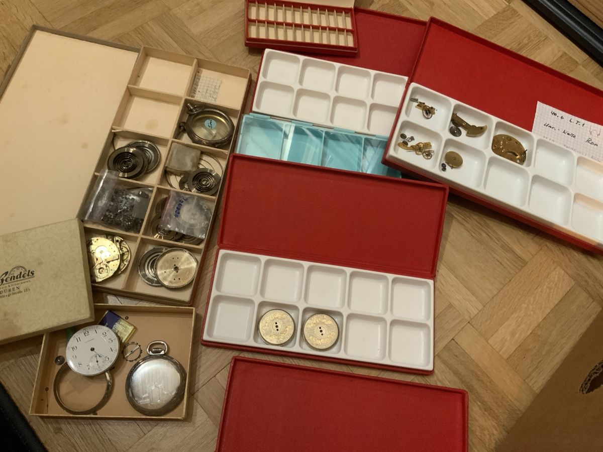 Orologi: Kiste mit diversen Uhren, Armbänder, Teile – Difettoso da Oberengstringen venduto da krumpaszky 5