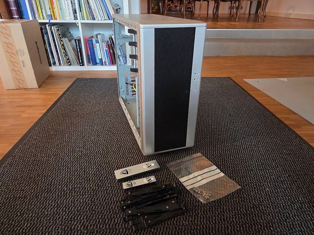 Custodie: Chieftec Tower Gehäuse ATX  inkl. HDD Halterungen  robust – Usato da Zimmerwald venduto da Chole