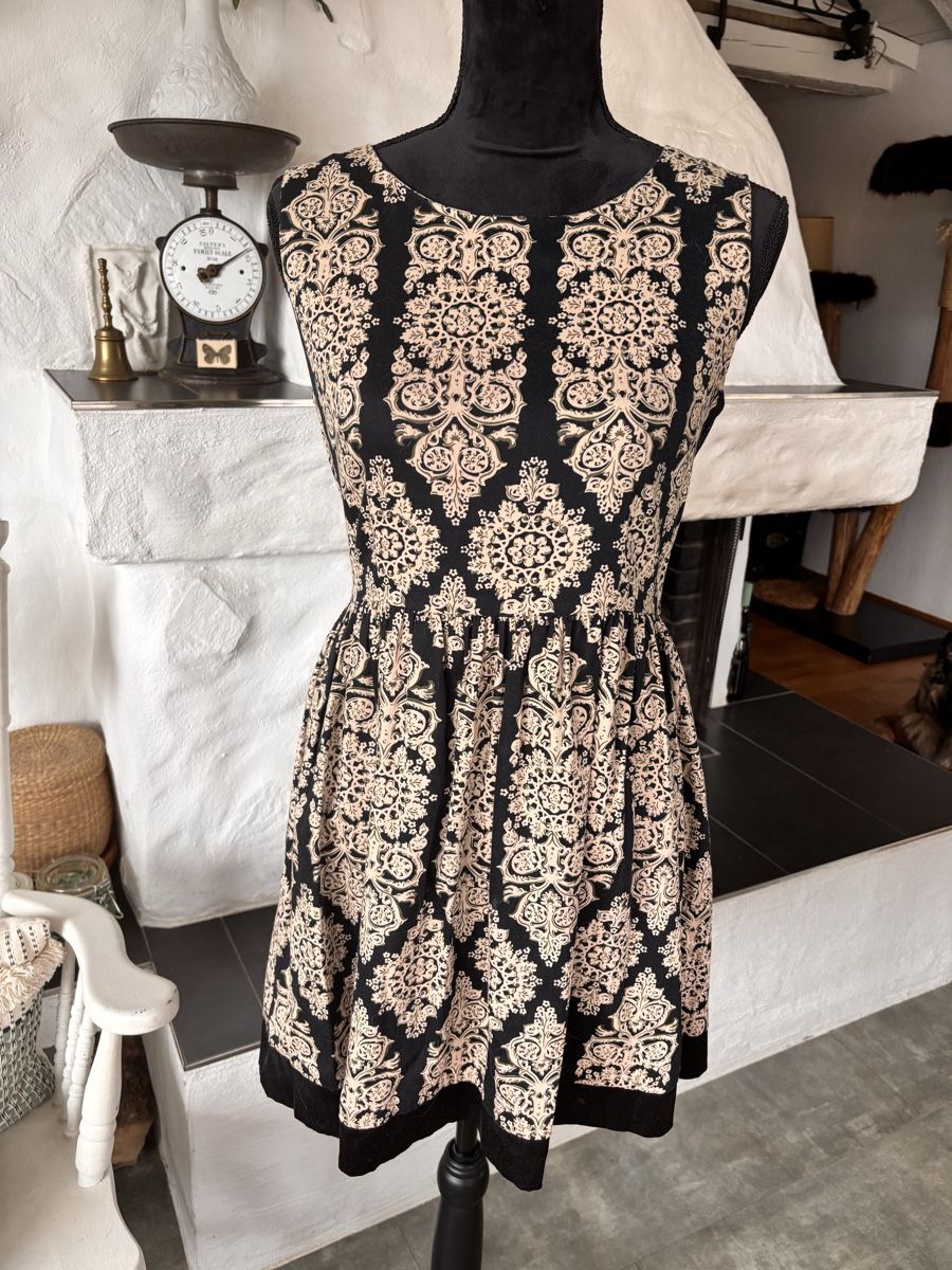 Vestiti: Hübsches gemustertes Kleid S – Usato da Arbon venduto da Langbretterer