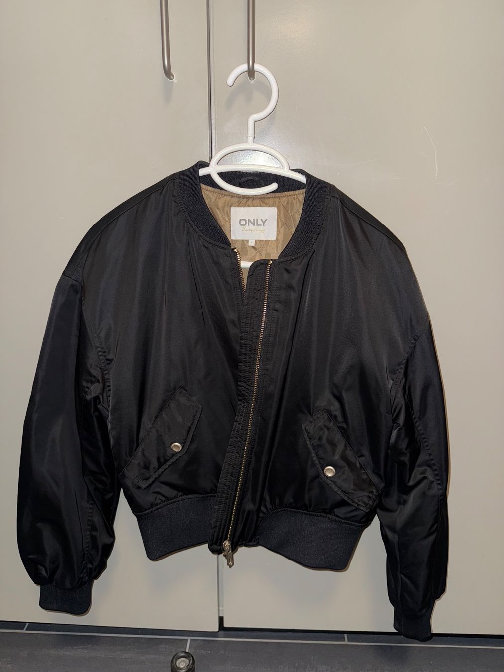 Only Giacche: Bomberjacke – Usato da Muttenz venduto da bri_l6vr