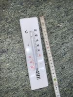 altes Thermometer weiss Blechgehäuse, aus Geschäftsräumung