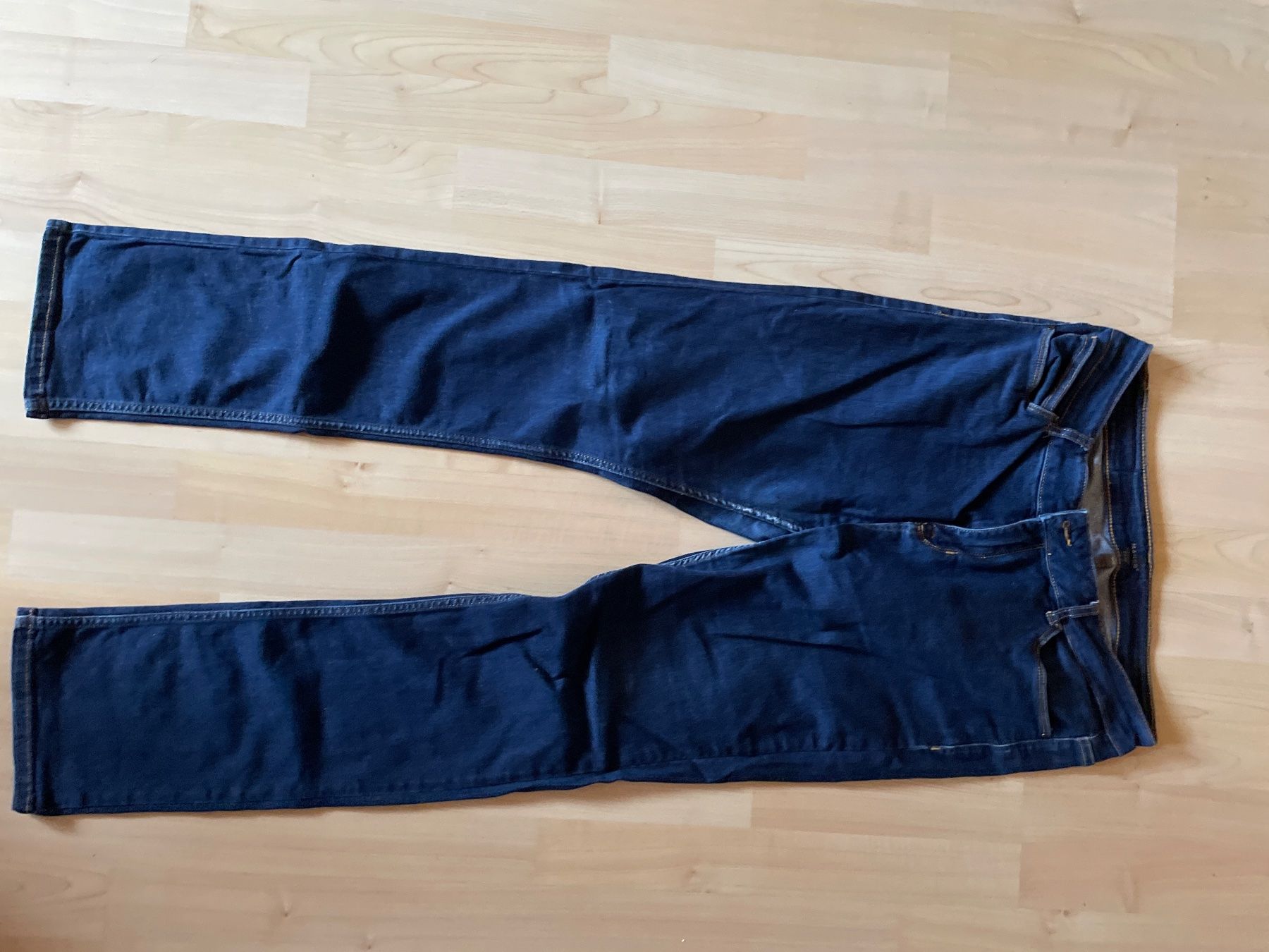 Manor Jeans: dunkelblaue Jeans von Manor, Grösse 42 – D'occasion à Münsingen par Ckolibri