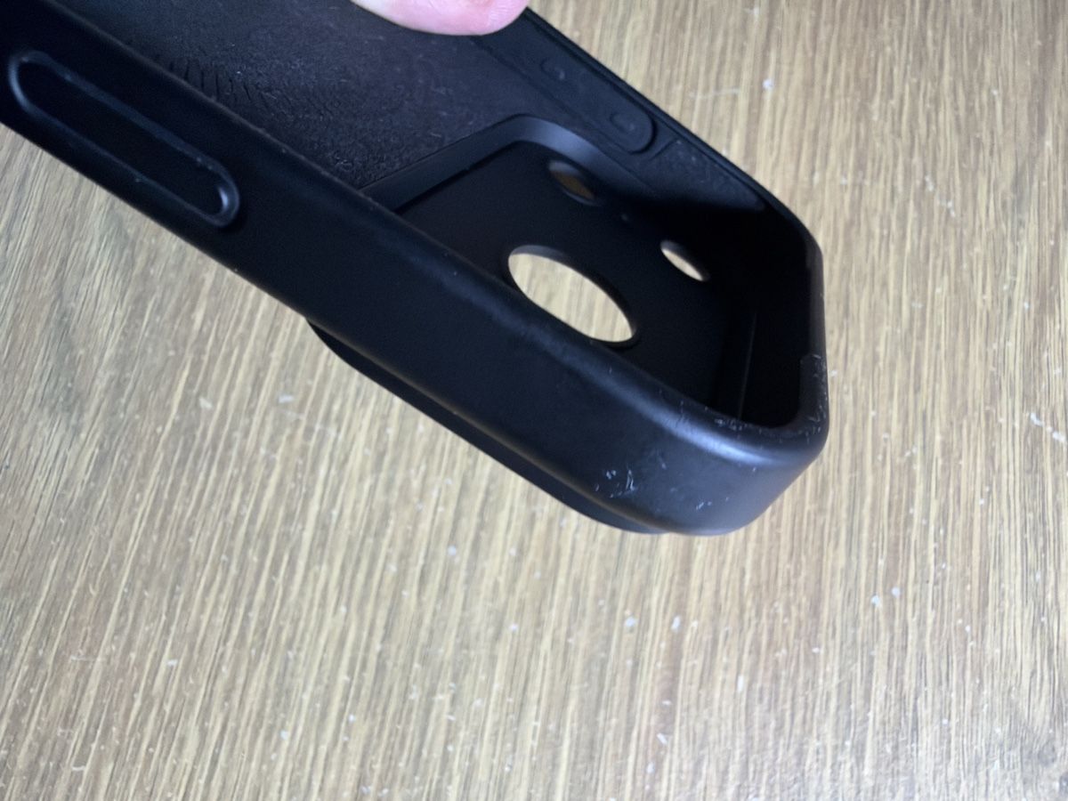 Cover & Protezioni schermo: Coque pour iPhone 17/18 Pro Max bon état – Usato da Pully venduto da ali_9s8j 1