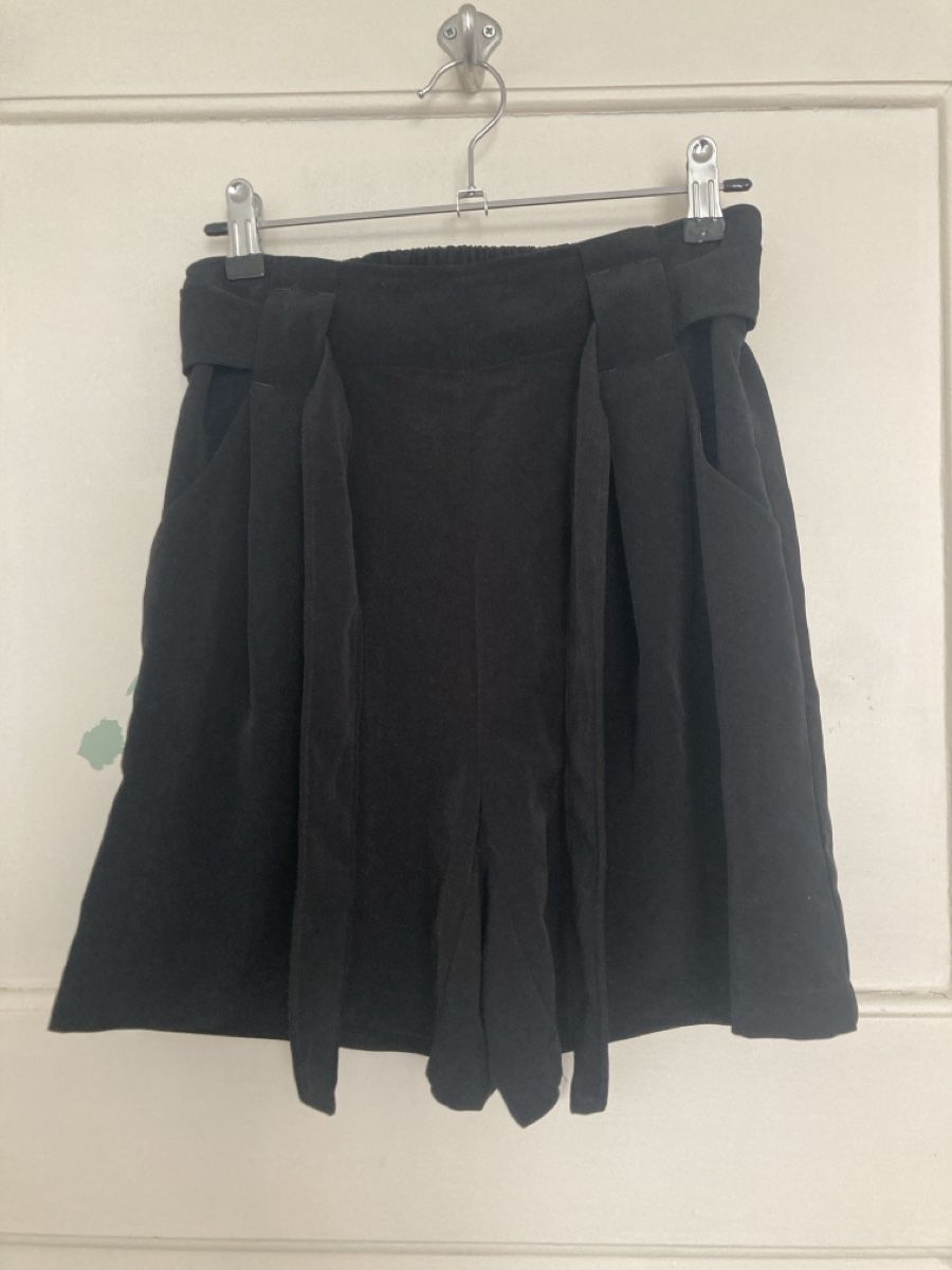 Vila Pantaloni: VILA Shorts – Usato da Bern venduto da mymo01