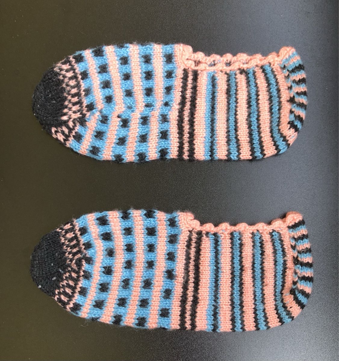 Scarpe da uomo: Gestrickte Hausschuhe Grösse 37/38 – Nuovo (secondo la descrizione) da St.Gallen venduto da nitka. 1