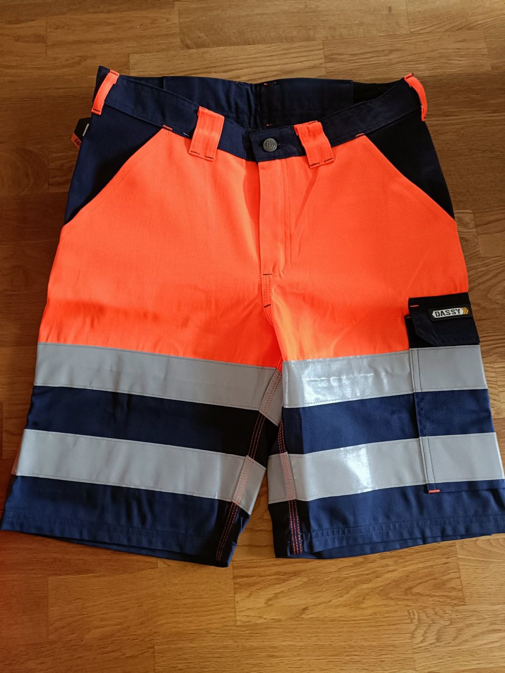 Pantaloni: Dassy Arbeitsshorts Warnschutz Orange/Navy, Grösse 42 – Nuovo e nell'imballaggio originale da Baar venduto da Baetu