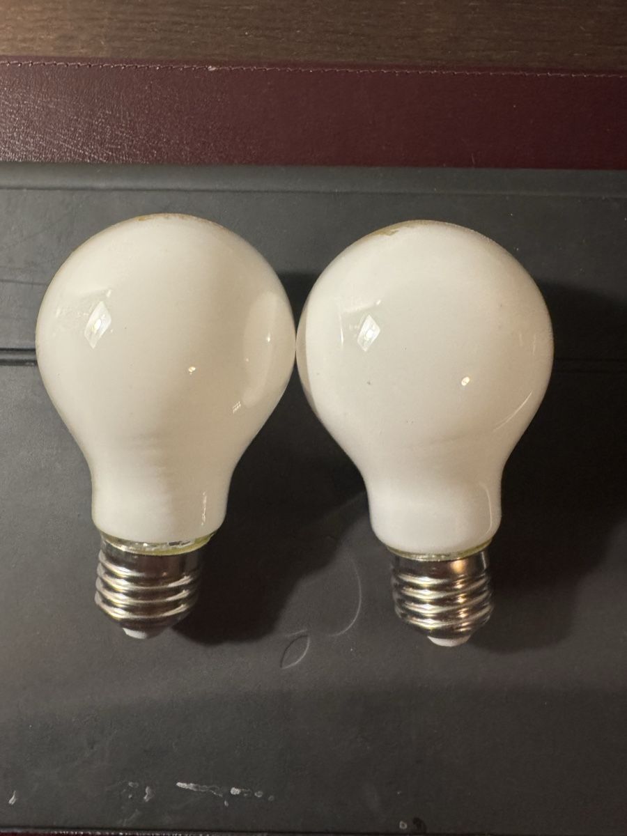 Philips Lampade: 2x Philips LED Glühbirne E27 Dimmbar Warm White 2100K – Nuovo (secondo la descrizione) da Horw venduto da Eomer 2