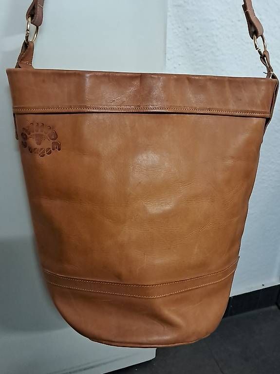 Borse da donna: Handgefertigte Leder-Beuteltasche  – Usato da Basel venduto da len_t965