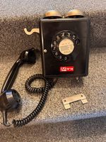 Wandtelefon mit Hörer und Klingel