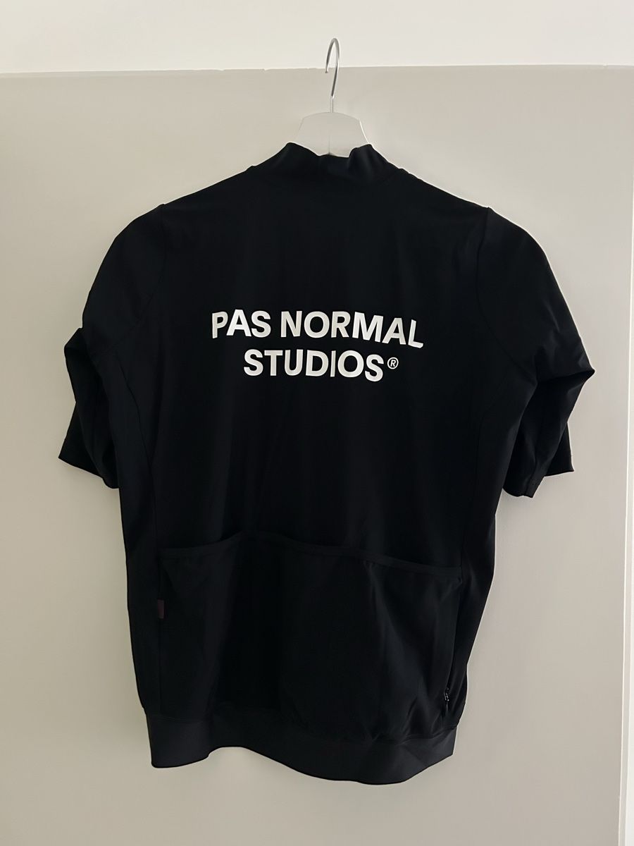 Pas Normal Studios Canottiere & Pantaloni: Pas Normal Studios Men's Essential Jersey - Black – Nuovo (secondo la descrizione) da Zürich venduto da d.kof 1