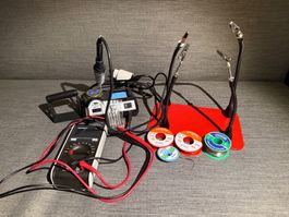 Lötset mit Löteisen, Multimeter und Platinenhalter