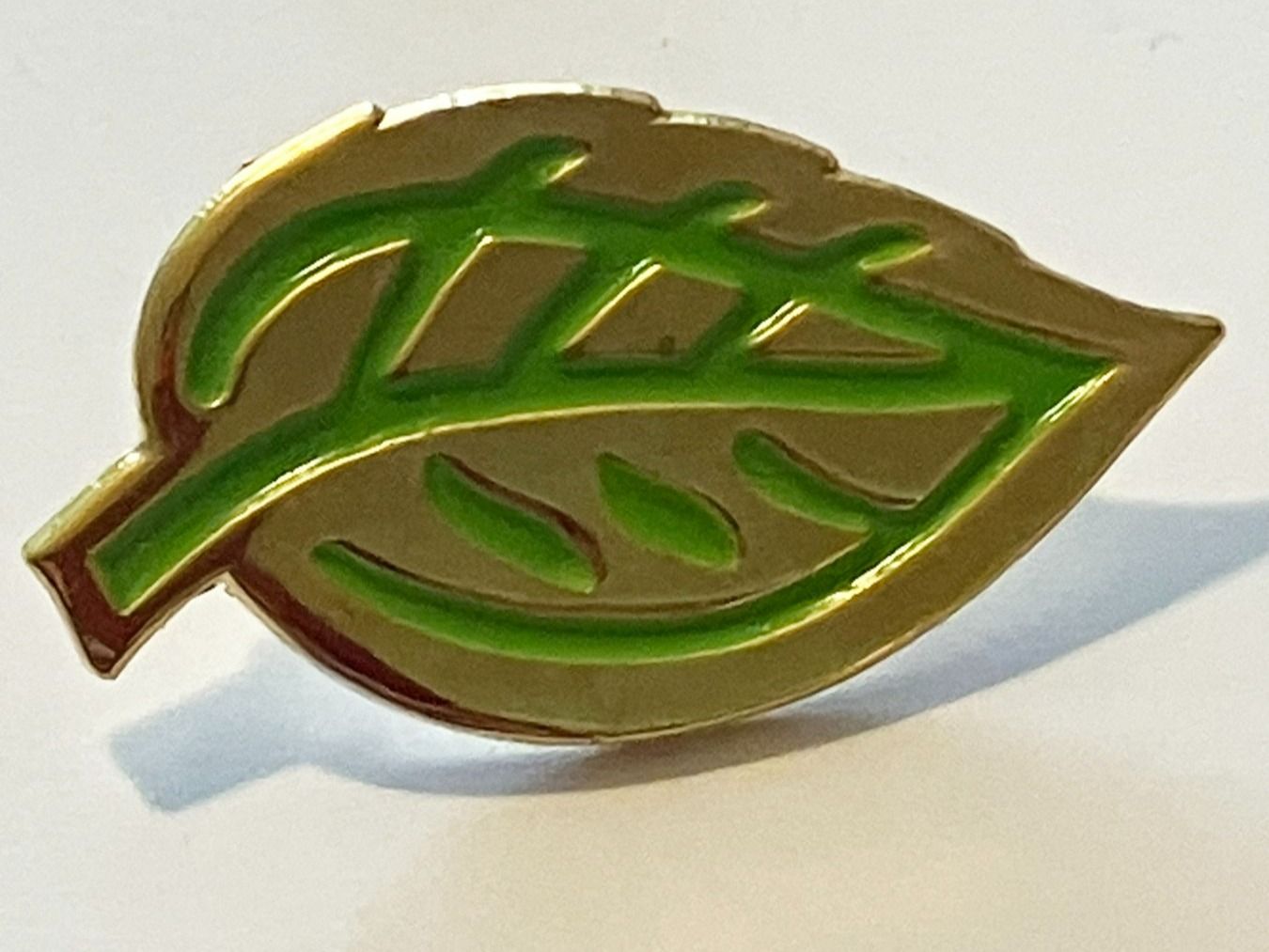 Placchette & Badge: 1 Pin Blatt grün – Usato da Basel venduto da djwwpp
