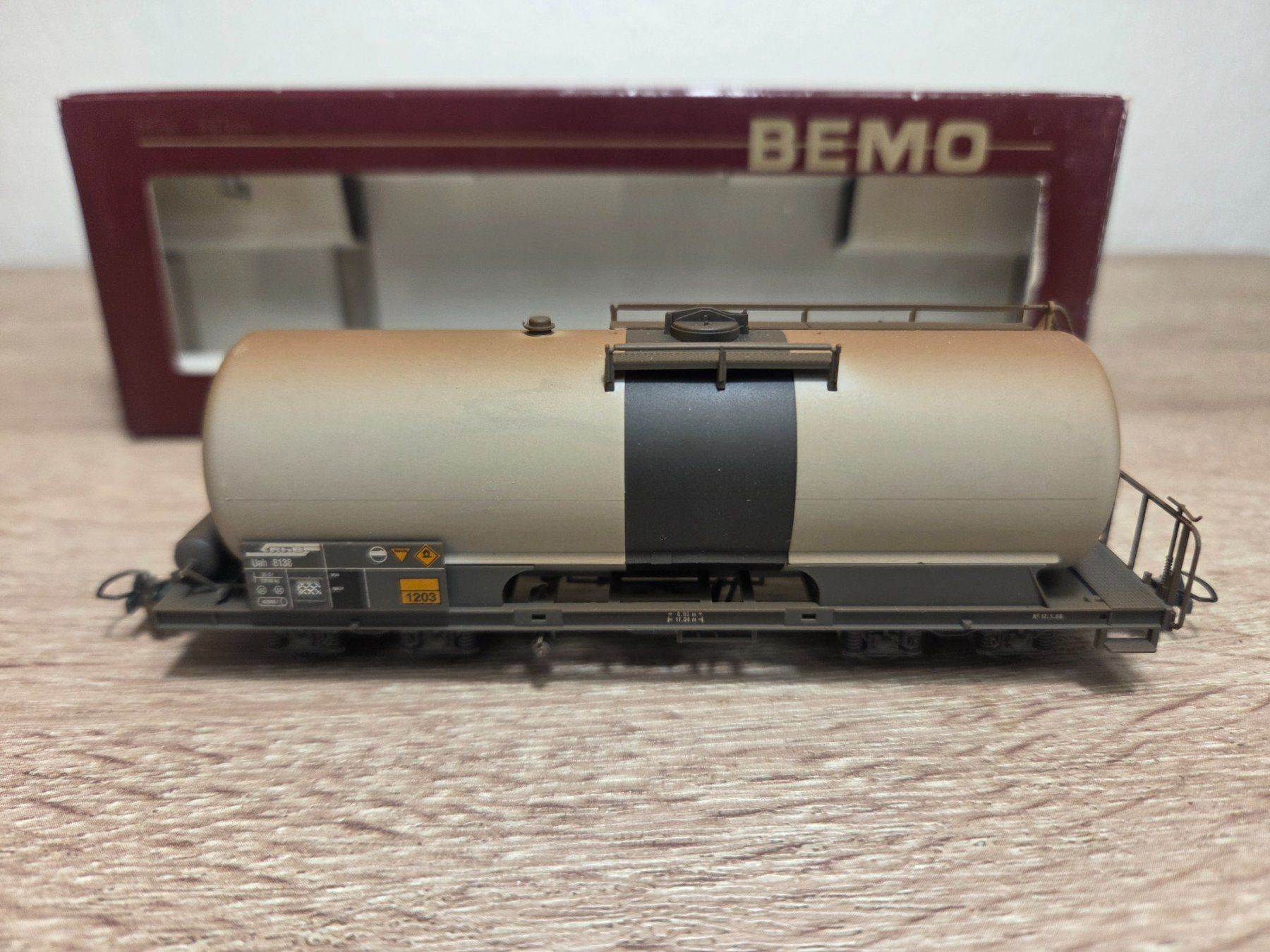 Bemo Modellini di ferrovie: Bemo 2285 129 Kesselwagen RhB H0m – Usato da St-Aubin-Sauges venduto da Lo_Go 1