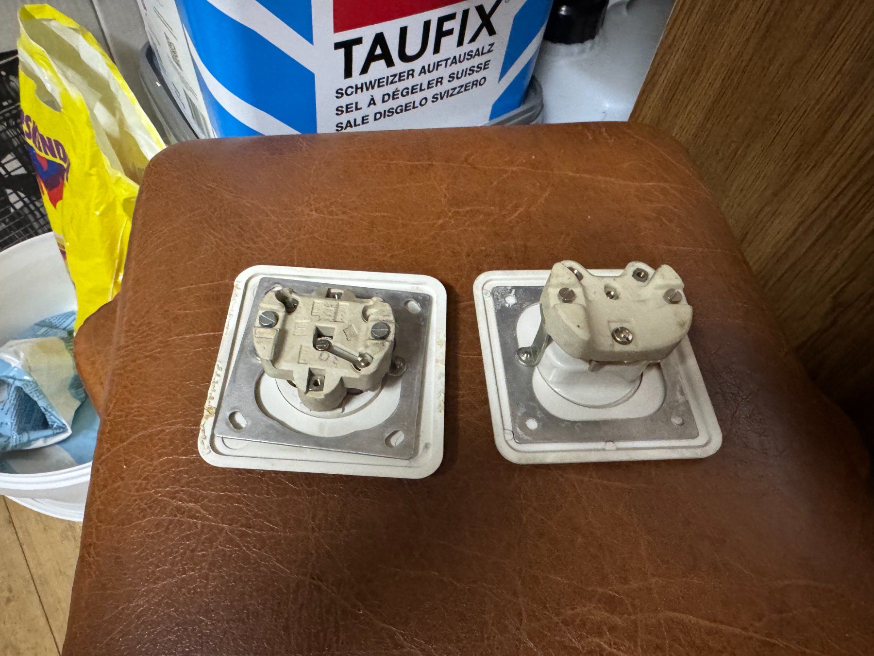 Spine: Alte Steckdose und Lichtschalter Set gebraucht – Usato da Hombrechtikon venduto da SPS-Liquidationen 1