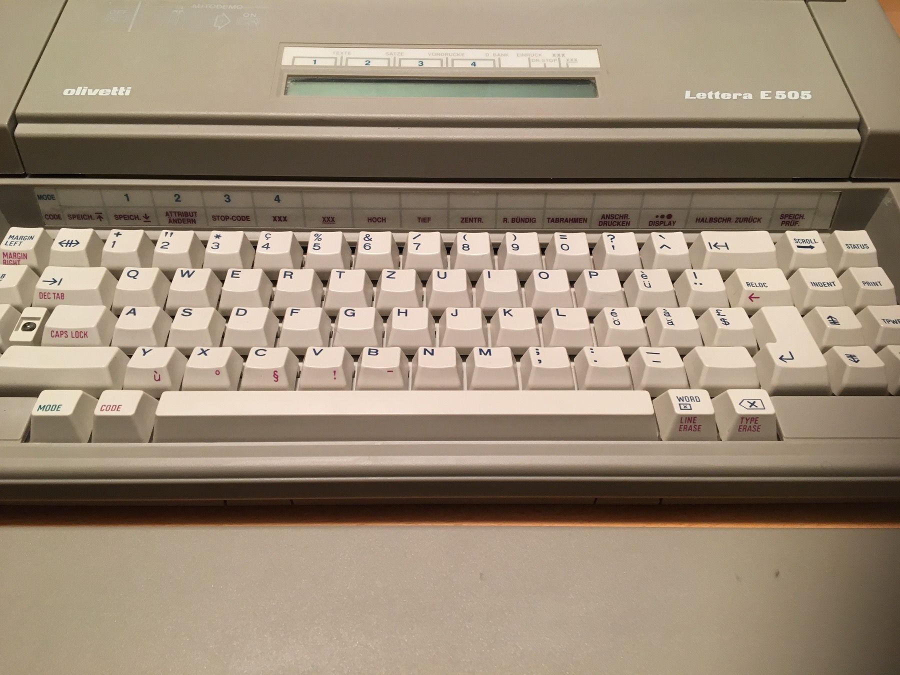 Olivetti Macchine da scrivere: Schreibmaschine elektrisch Olivetti E 505 – Usato da Arth venduto da Vrecam51 3
