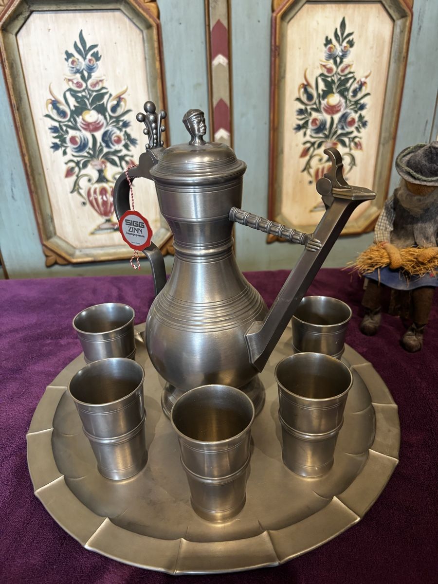 Caraffe: Sigg Zinn Karaffe mit Tablett und 6 Bechern – Nuovo (secondo la descrizione) da Ehrendingen venduto da Feuervogel60