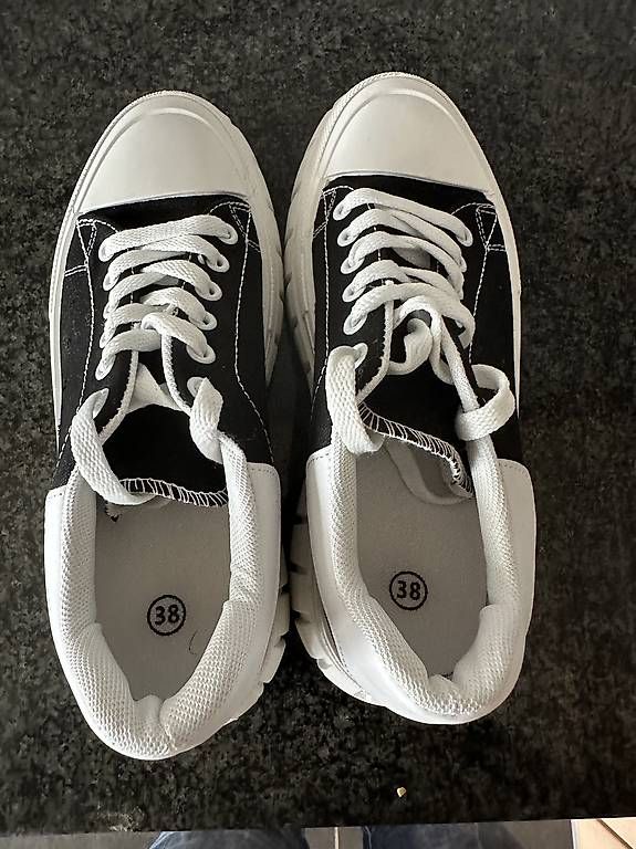 Chaussures femmes: Schwarz/weiss Sneaker, Gr 37 – D'occasion à Bazenheid par ManilaGrace 2