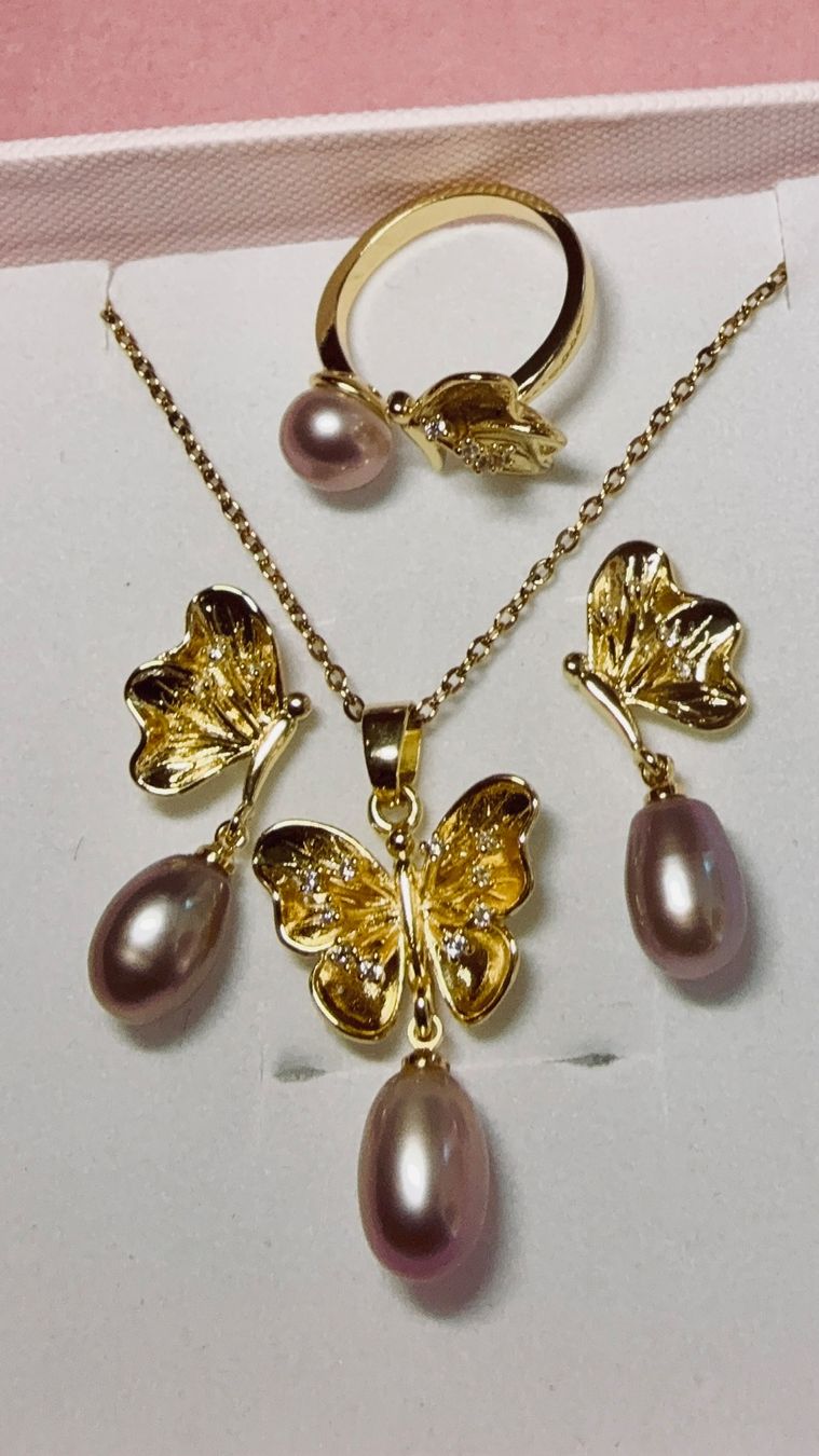 Altri gioielli: Parure Perle Papillon Mauve – Nuovo e nell'imballaggio originale da St-Maurice venduto da Sandrinette123 1