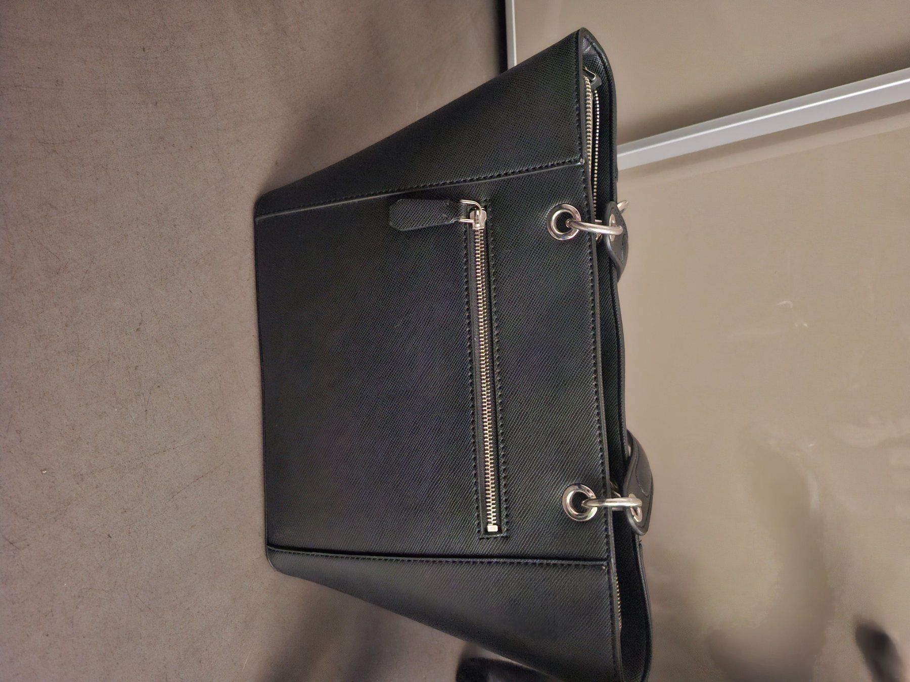 Guess Taschen für Damen: Guess Handtasche 1981 – Gebraucht aus Zürich von arex1 1