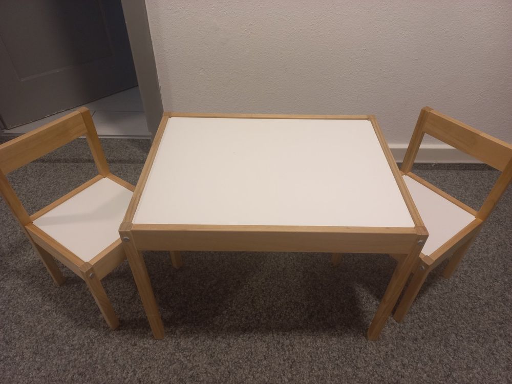 Kindertisch und zwei Stühle Ikea, Holz. Kaufen auf Ricardo