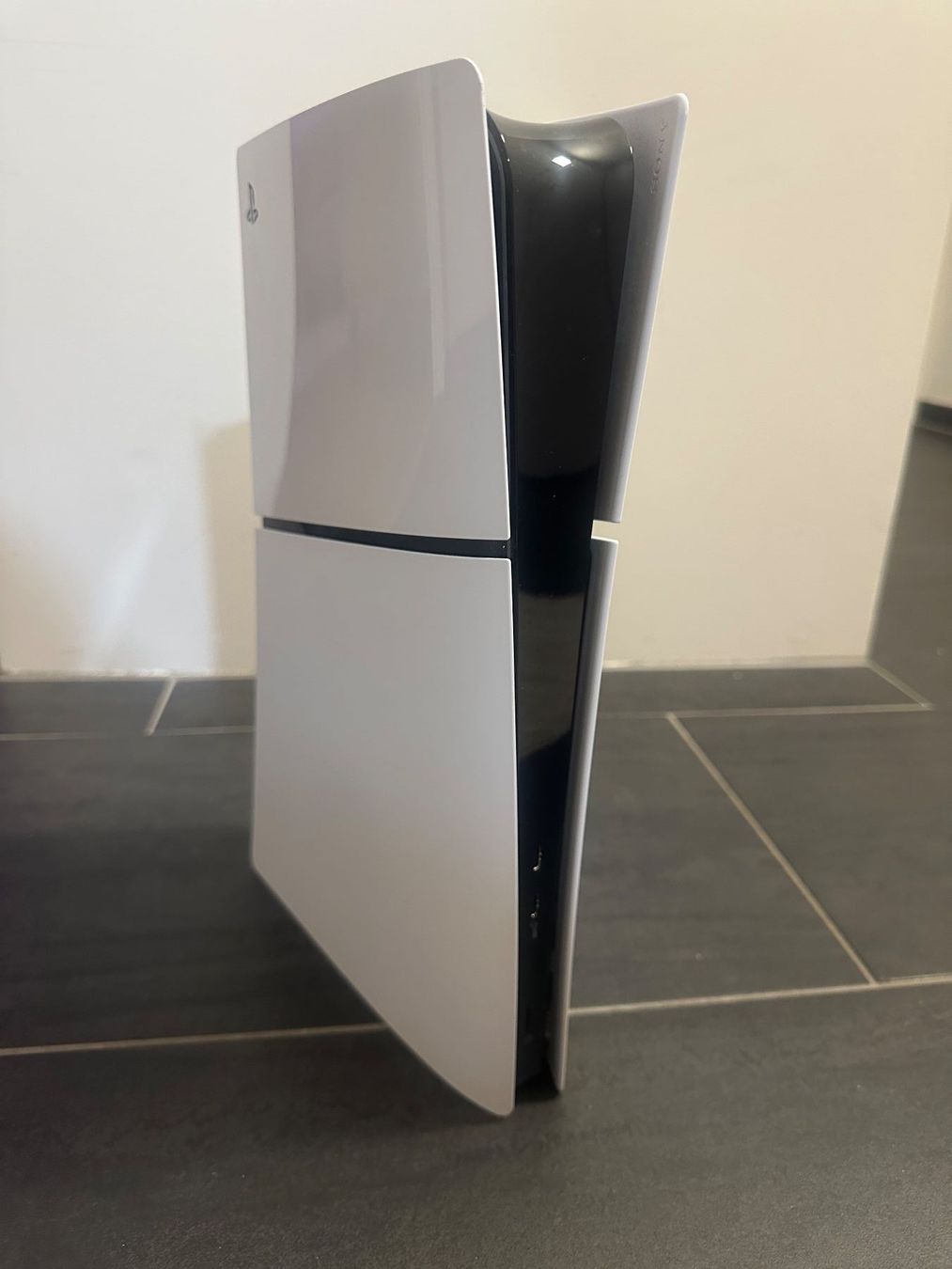 Sony Konsolen: PS5 Slim Digital Edition Konsole mit ein Controller weiss – Gebraucht aus Bern von Lule25.04 2