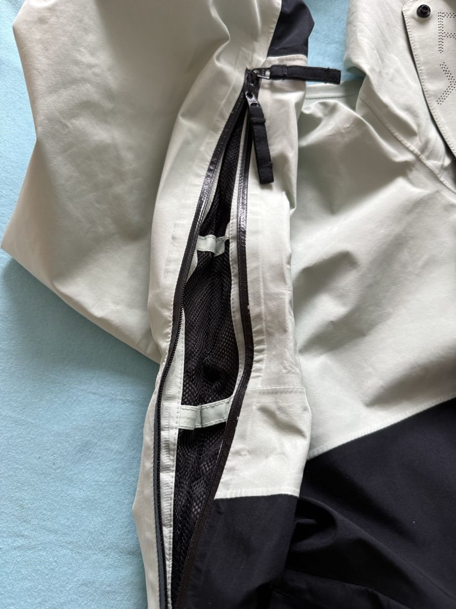 Roxy Giacche: Eine Jacke von Roxy mit Gore Tex – Nuovo e nell'imballaggio originale da Zweisimmen venduto da Mousie 4