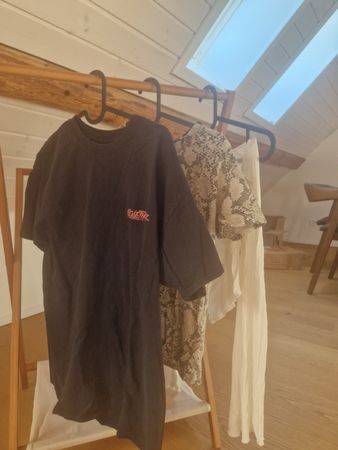 2 T-Shirts und 1 Langarmshirt Grösse S - Kleiderpaket 🩷