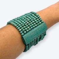 Modeschmuck-Armband mit vielen kleinen Holzkügelchen