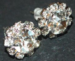 Ohrstecker D-964 – Blume mit Strass 2 Stück silbrig