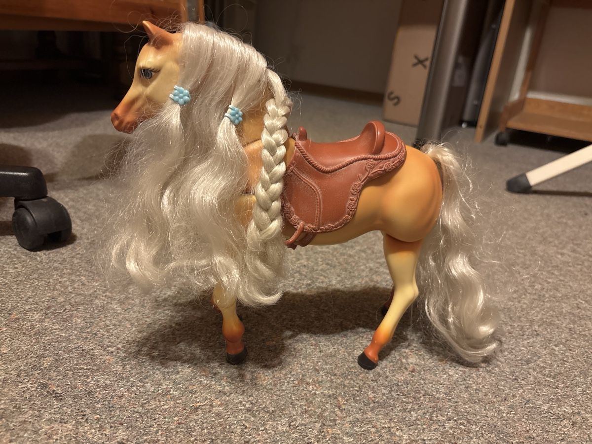 Hasbro Bambole: Cheval Barbie avec selle, marche avec piles – Usato da La Chaux-de-Fonds venduto da lea_77ly