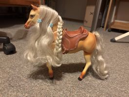 Cheval Barbie avec selle, marche avec piles