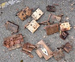 Lot mit antiken Schlössern ohne Schlüssel