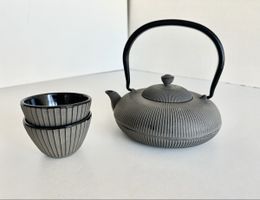 Teeset aus Gusseisen Teekanne + 2 Teeschalen / von Interio