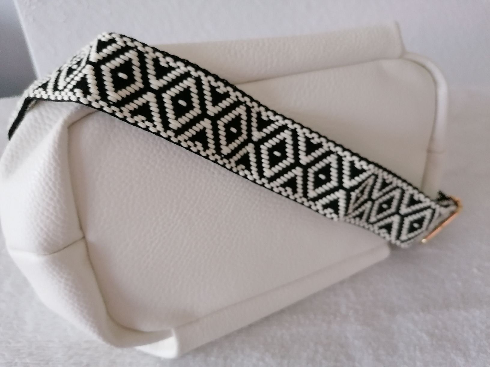 Borse da donna: Weisse Handtasche mit Ethno-Tragegurt – Nuovo e nell'imballaggio originale da Emmen venduto da Tigerlady 3