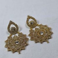 Auffällige goldfarbene Ohrringe mit Strass – Neu 567
