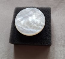 1 Knopf Perlmutt, 28 mm.
