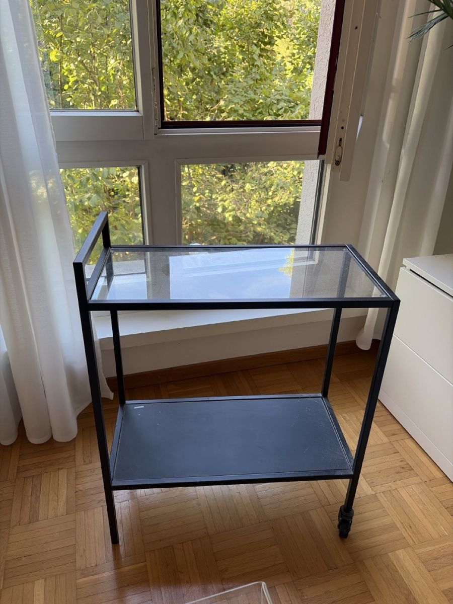 Tische: Sofatisch, Glas, schwarz, Rollen – Gebraucht aus Zürich von dar_b2zx