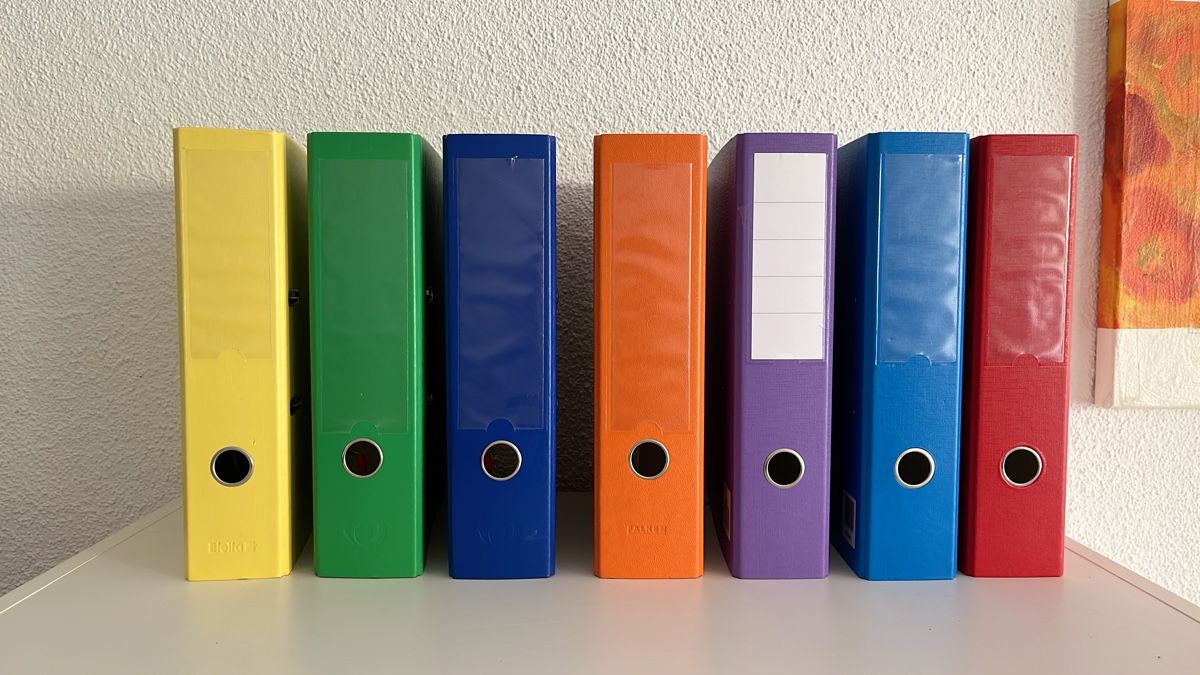 Ordner: Ordner Set 7 Stk. bunt gebraucht – Gebraucht aus Uster von Kannabie
