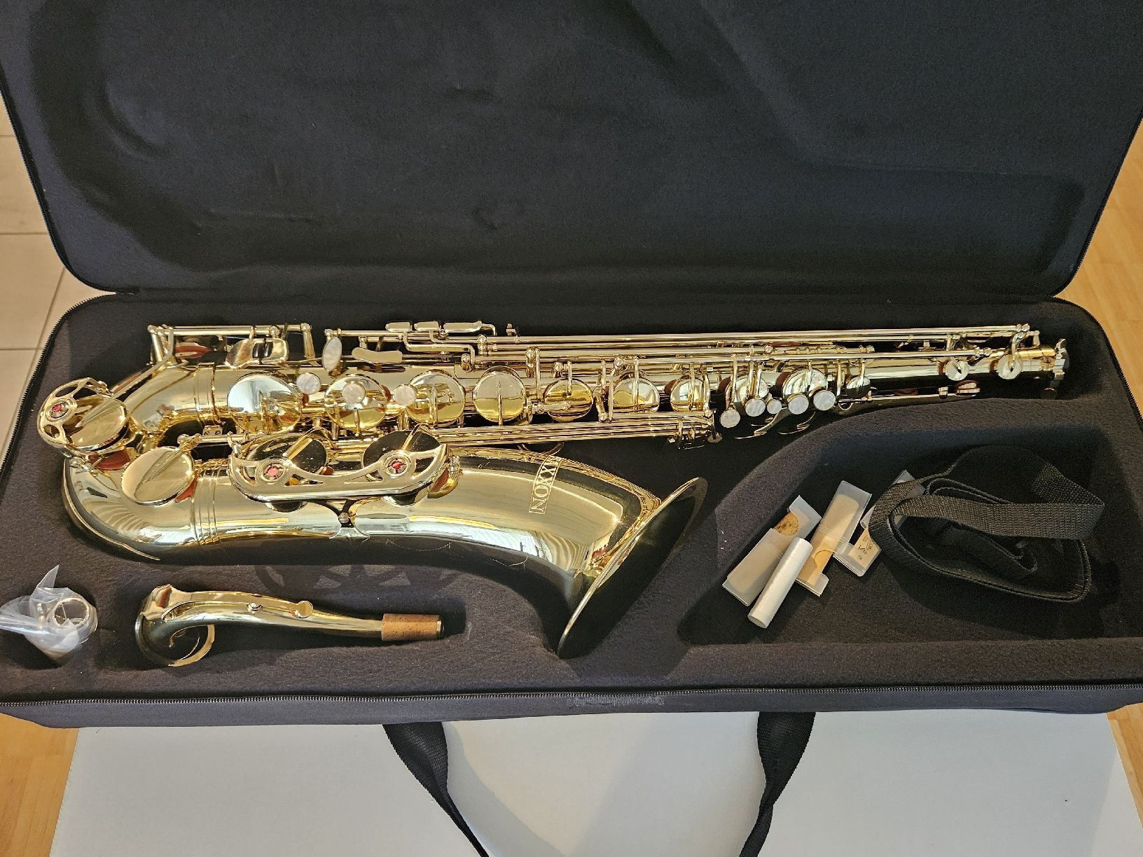 Musikinstrumente: B-TENORSAX "SAXXON" – Gebraucht aus Zürich von Freblu48