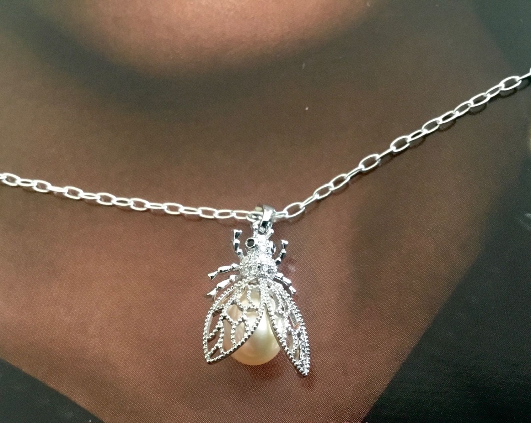 Catenine: Eleganter Anhänger „Fliege“ mit Naturperle. Neu. – Nuovo e nell'imballaggio originale da Geroldswil venduto da Lilleke 6