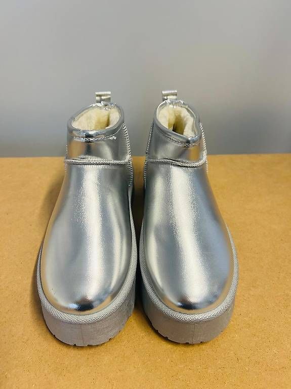 Damenschuhe: Damenboots silber – Neu und originalverpackt aus Emmen von IMV-Liquidationen 1