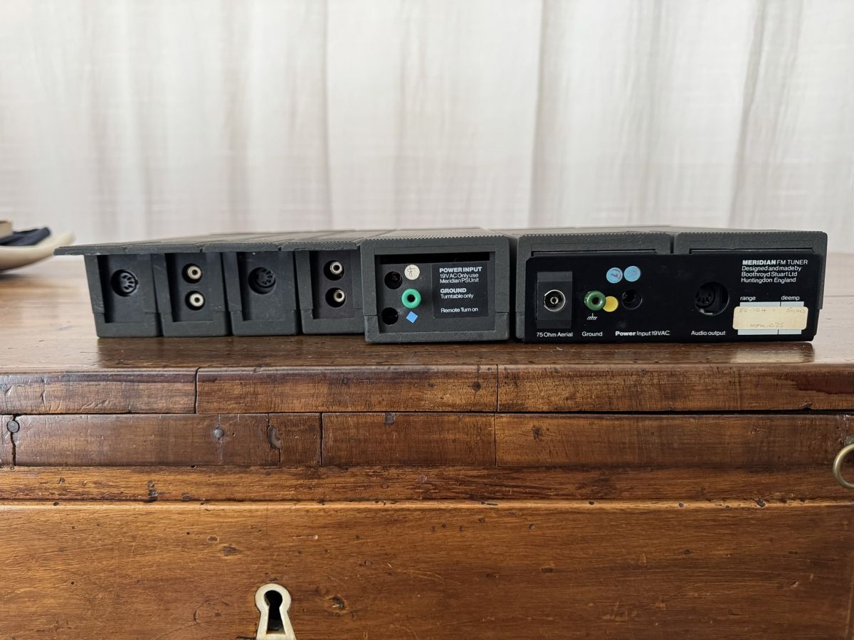 Amplificatori: Meridian Components Pre-Amp, Tuner, mit M2 Aktiv-Boxen – Usato da Küsnacht ZH venduto da Engadin_1 2