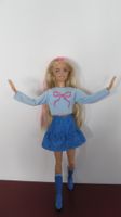 Barbie-Puppe mit blonden Haaren und blauen Accessoires 💙🎀
