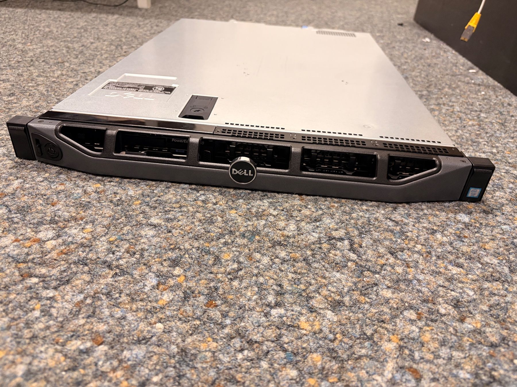 Dell Serveurs: Dell Power Edge R430 Rack Server – D'occasion à Binningen par Doomloop