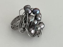 Bague perles sauvages grises et métal argenté, bon état