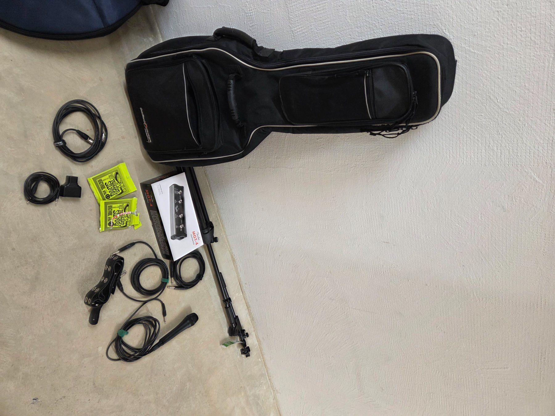 Instruments de musique: Guitare électrique, ampli, micro et divers – D'occasion à Promasens par ama_zcd6 1