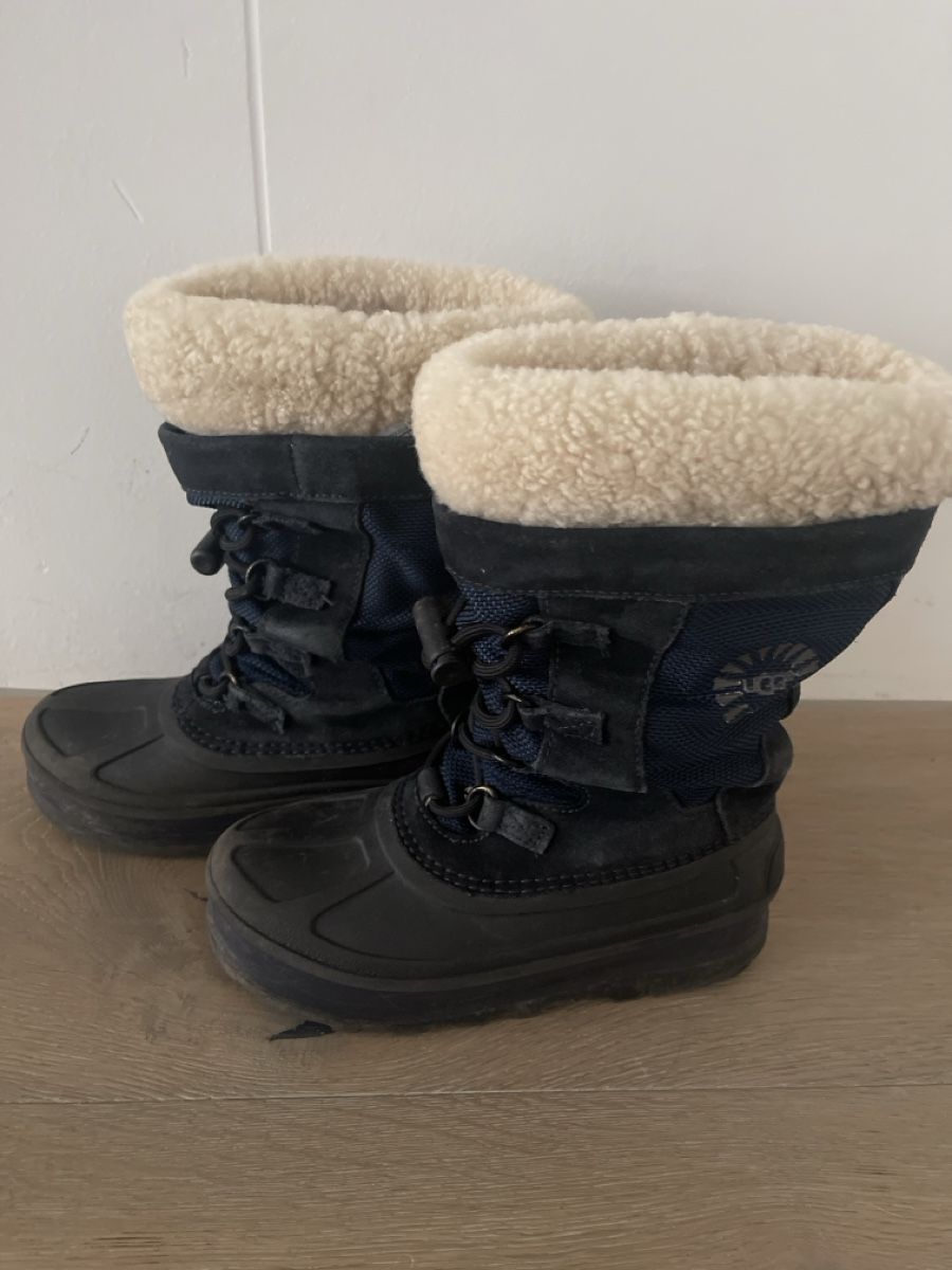 Ugg Schuhe für Jungen: UGG wasserfeste Winterboots Bobbey Gr. 31 Navy – Gebraucht aus Meilen von Golfer04